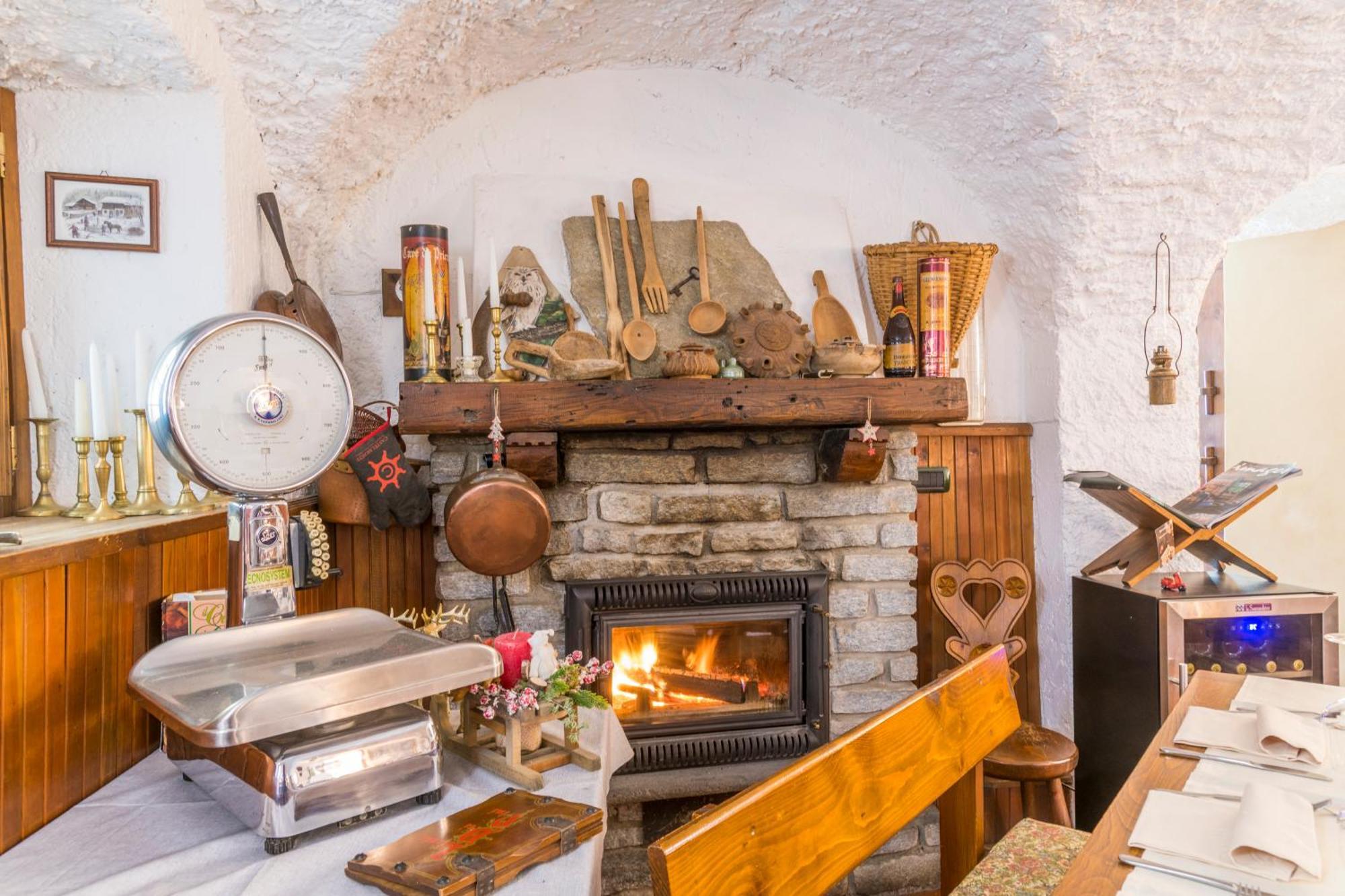 La Placette - Albergo Diffuso E Trattoria Usseaux Kültér fotó